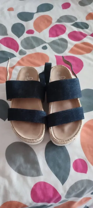 Sandalias de verano beige y negras
