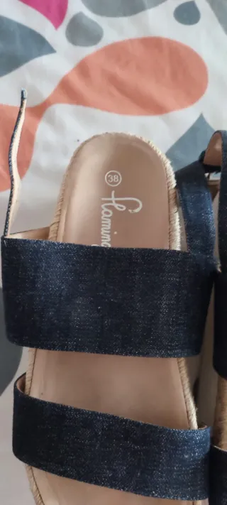 Sandalias de verano beige y negras