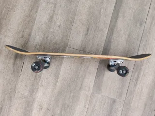 Skate 80 cm con diseño de moto y fuego