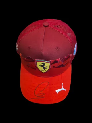 GORRA FERRARI DEL PILOTO LEWIS HAMILTON FIRMADA