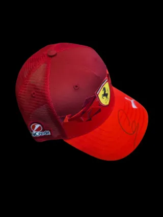 GORRA FERRARI DEL PILOTO LEWIS HAMILTON FIRMADA