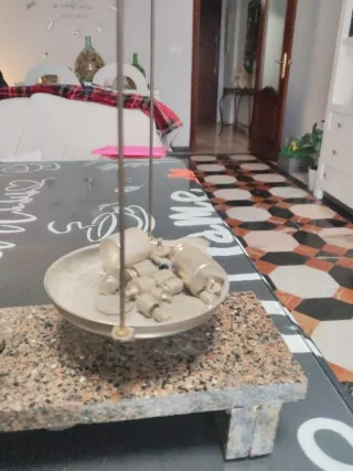 Balanza antigua hecha a mano con pesas