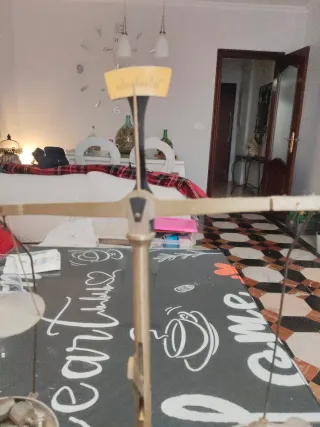 Balanza antigua hecha a mano con pesas