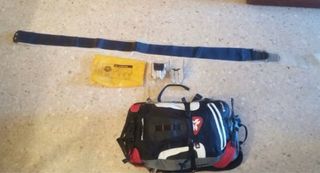 Esquís de montaña con botas bastones y pieles