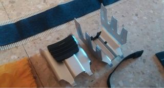 Esquís de montaña con botas bastones y pieles