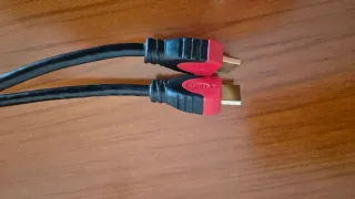 Cable HDMI Negro con Conectores rojos