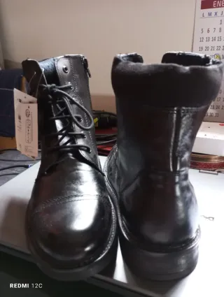 Botas piel caballero.