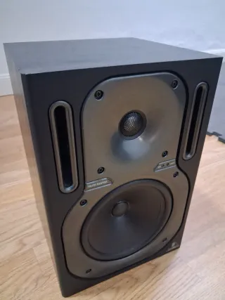 Altavoz Behringer Truth B2030A