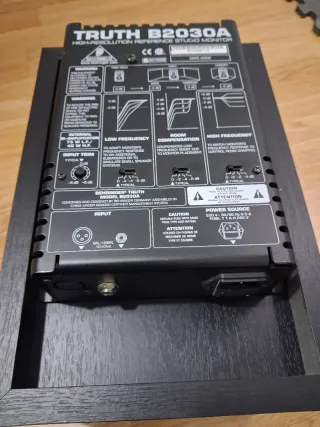 Altavoz Behringer Truth B2030A