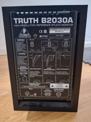 Altavoz Behringer Truth B2030A