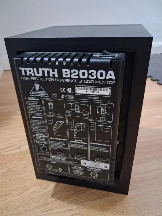 Altavoz Behringer Truth B2030A