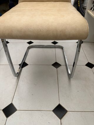 4 Sillas de diseño piel sintética beige.