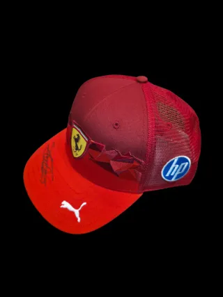 GORRA FERRARI DEL PILOTO CHARLES LECLERC FIRMADA
