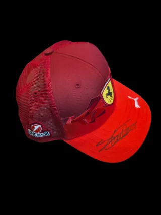 GORRA FERRARI DEL PILOTO CHARLES LECLERC FIRMADA