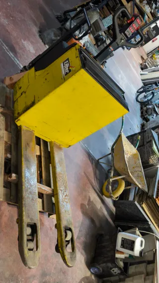 Transpaleta eléctrica amarilla