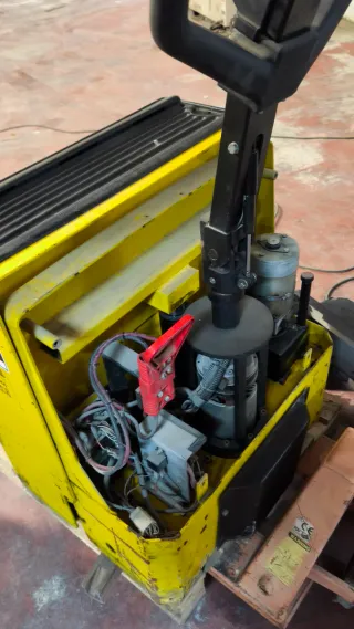 Transpaleta eléctrica amarilla