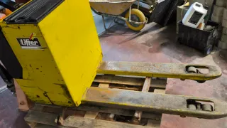 Transpaleta eléctrica amarilla