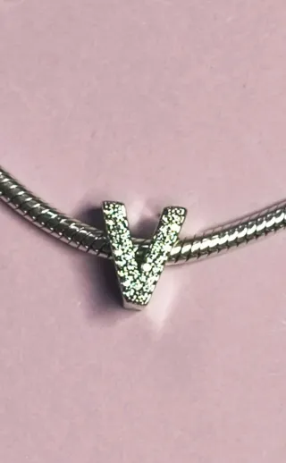 Charm letra V plata circonitas