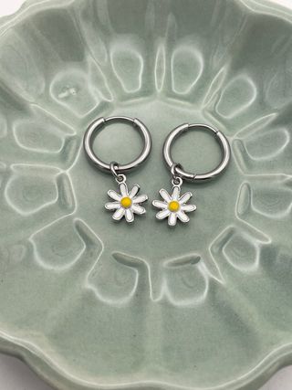 Orecchini a cerchio con margherite