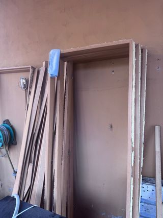 9 puertas , dos de ellas vidrieras.