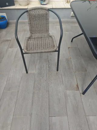 Mesa de cristal y 2 sillas