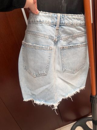 Falda vaquera desgastada