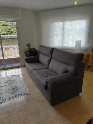 Sofá gris tres plazas