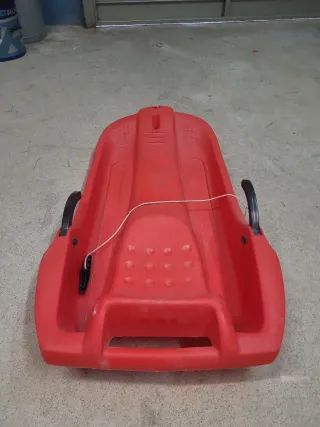 Trineo de nieve rojo