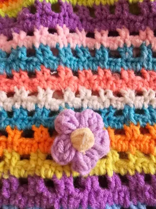 Bolso de ganchillo multicolor con flores