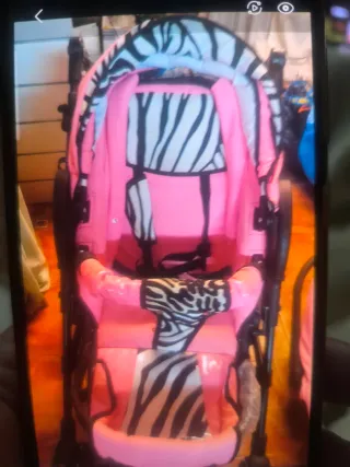 Cochecito de bebé rosa con estampado cebra