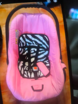 Cochecito de bebé rosa con estampado cebra