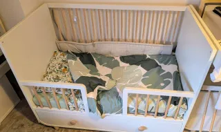 Cuna IKEA MYLLRA + Cómoda Cambiador