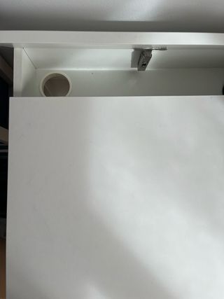 Escritorio blanco con cajones