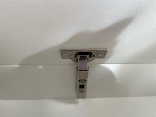 Escritorio blanco con cajones