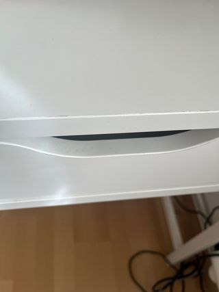 Escritorio blanco con cajones