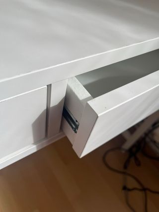 Escritorio blanco con cajones