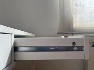 Escritorio blanco con cajones