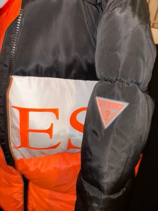 Chaqueta Guess niño negra y naranja