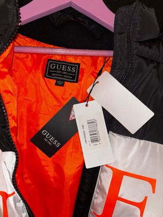 Chaqueta Guess niño negra y naranja