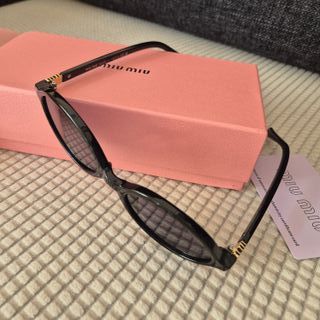 Gafas de sol Miu Miu negras
