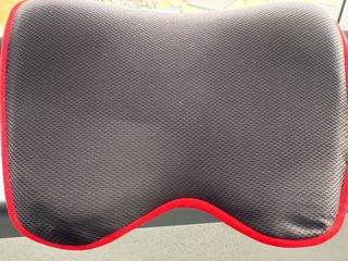 Reposacabezas ergonómico gris con ribete rojo