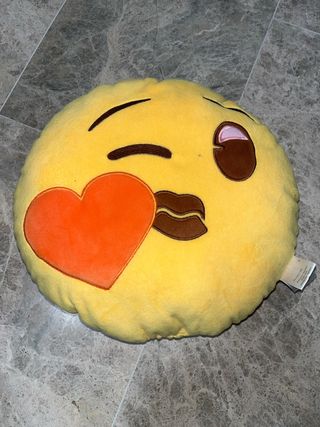 Peluche emoji corazón besando
