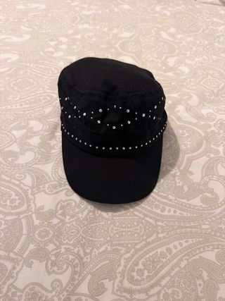 Gorra negra con pedrería