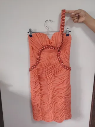 Vestido coral entallado con pedrería