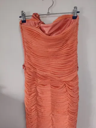 Vestido coral entallado con pedrería