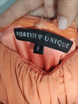 Vestido coral entallado con pedrería