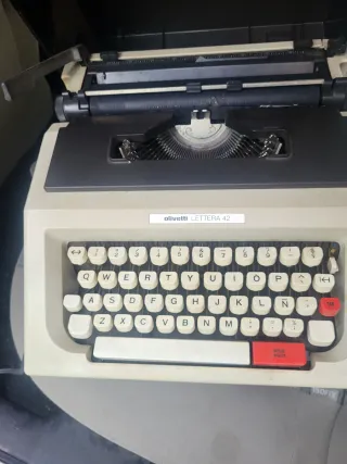 Máquina de escribir Olivetti Lettera 42