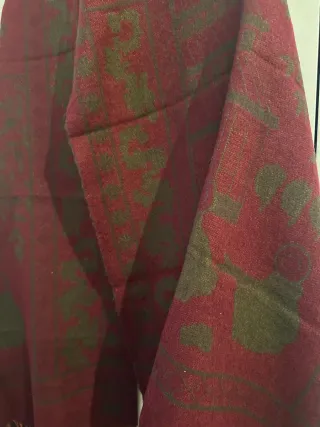 Chal granate con estampado verde caqui