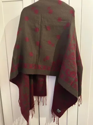 Chal granate con estampado verde caqui