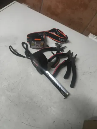 Lote herramientas: linterna, cinta, alicates